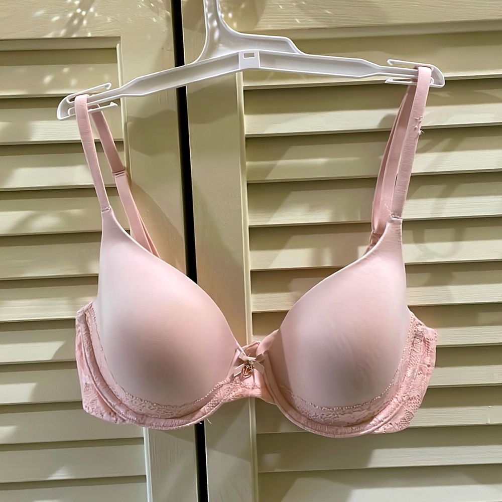 Victoria’s Secret pink lace 34C Bra, Body by Victoria, New